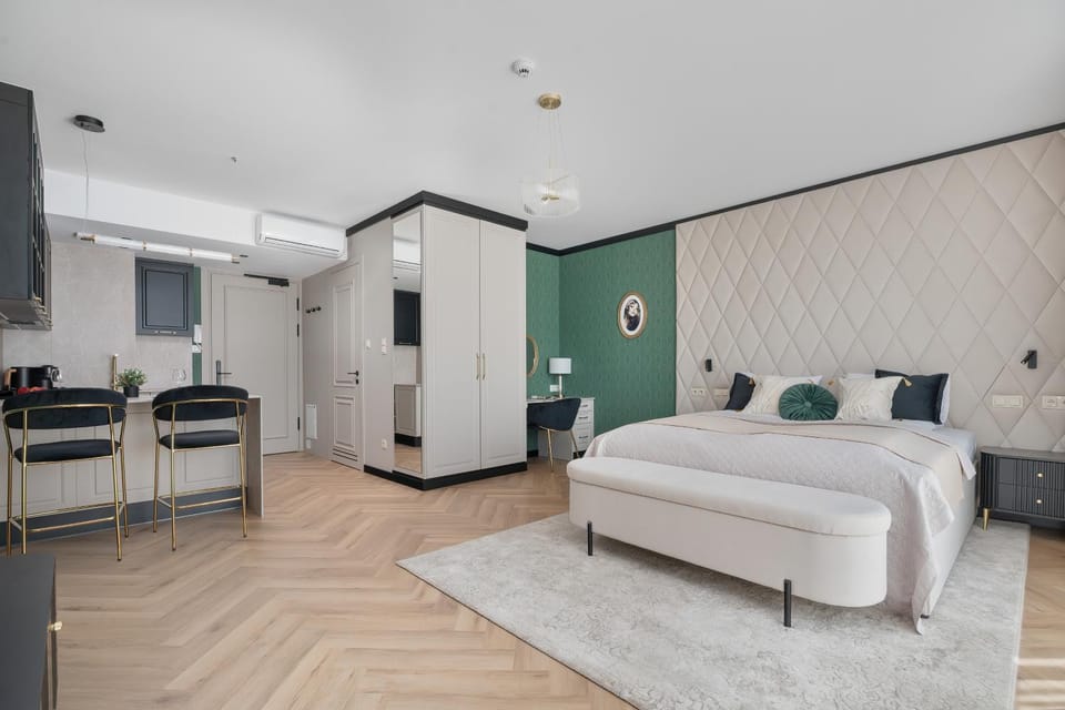 Bed, Kitchen or kitchenette, Seating area, wardrobe