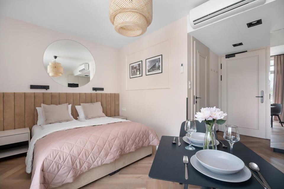 Bed, Living room, air conditioner