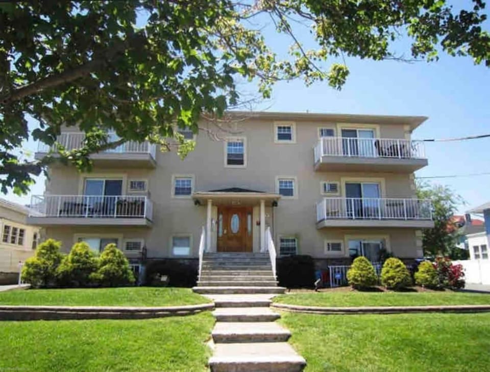 2 blocks to the beach- pet friendly with parking! Apartment in Asbury Park