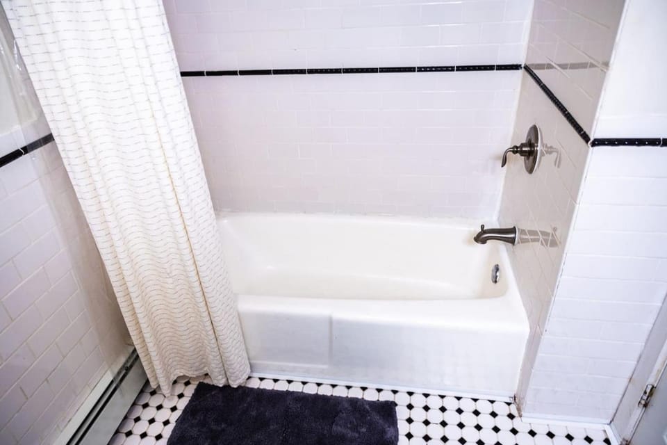 2 blocks to the beach- pet friendly with parking! Apartment in Asbury Park