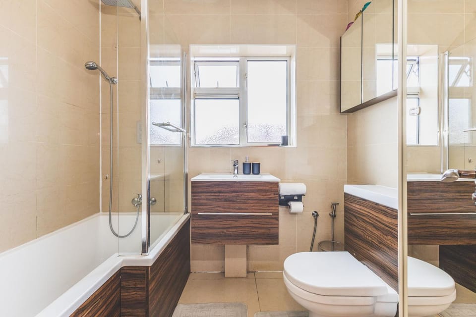 Spacious 3BDR Home Near Southall Station Heathrow House in Southall