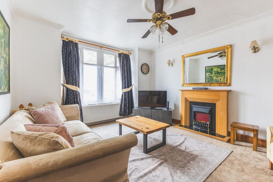 Spacious 3BDR Home Near Southall Station Heathrow House in Southall