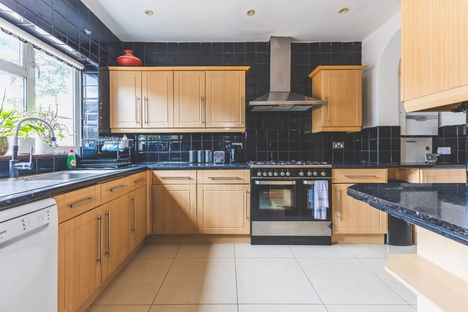 Spacious 3BDR Home Near Southall Station Heathrow House in Southall