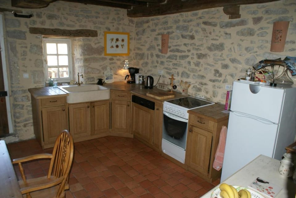 Le Cottage, sleeps 6 in lovely French village House in Bourgogne-Franche-Comté