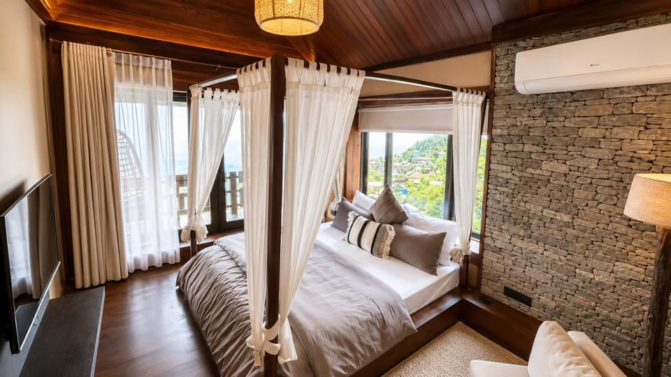 Bed, TV and multimedia, View (from property/room), Photo of the whole room, Bedroom, Mountain view