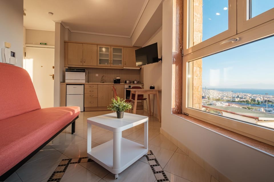 TV and multimedia, View (from property/room), Kitchen or kitchenette, Living room, Seating area, Dining area, Sea view, oven, stove