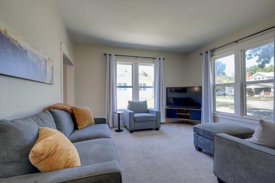 Charming Home, Walkable to Downtown Lee's Summit House in Lees Summit