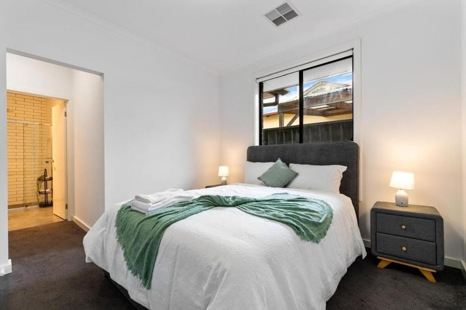 Modern 3 bedroom home Near AIRPORT &CBD Apartment in Adelaide