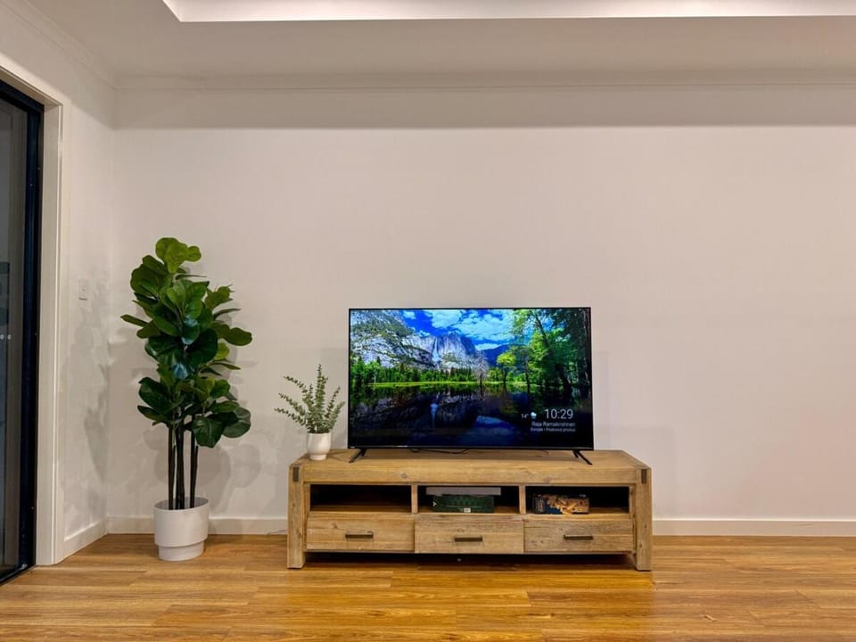 Modern 3 bedroom home Near AIRPORT &CBD Apartment in Adelaide