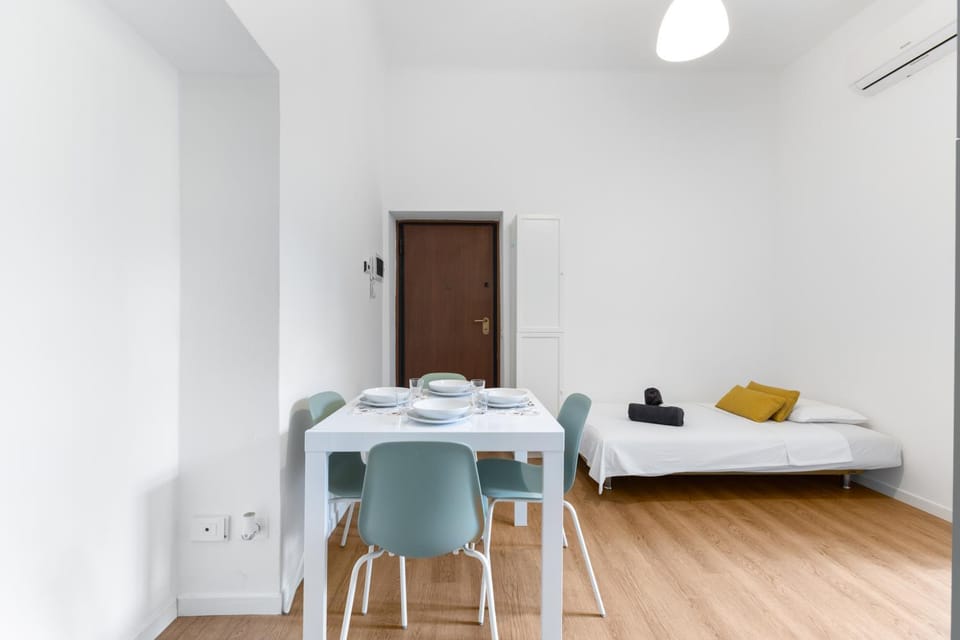 Bed, Living room, Photo of the whole room, Dining area