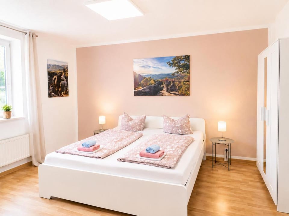 Bed, Bedroom, towels