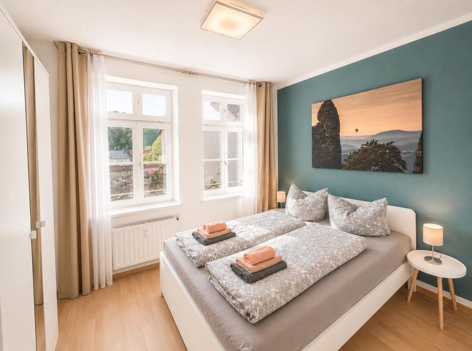 Bed, Bedroom, towels