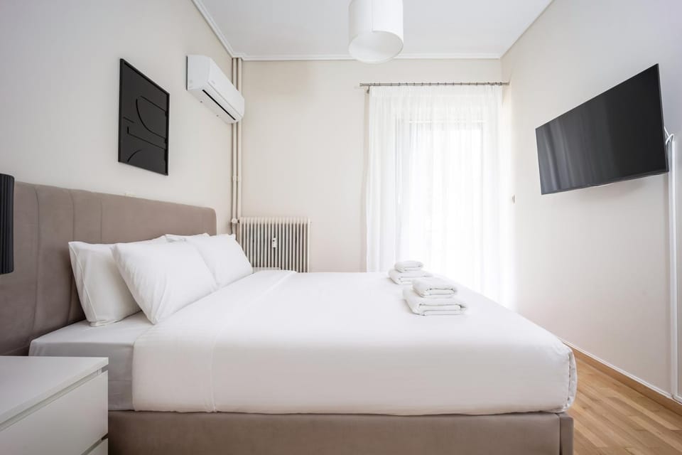 Bed, TV and multimedia, Photo of the whole room, Bedroom, towels, air conditioner
