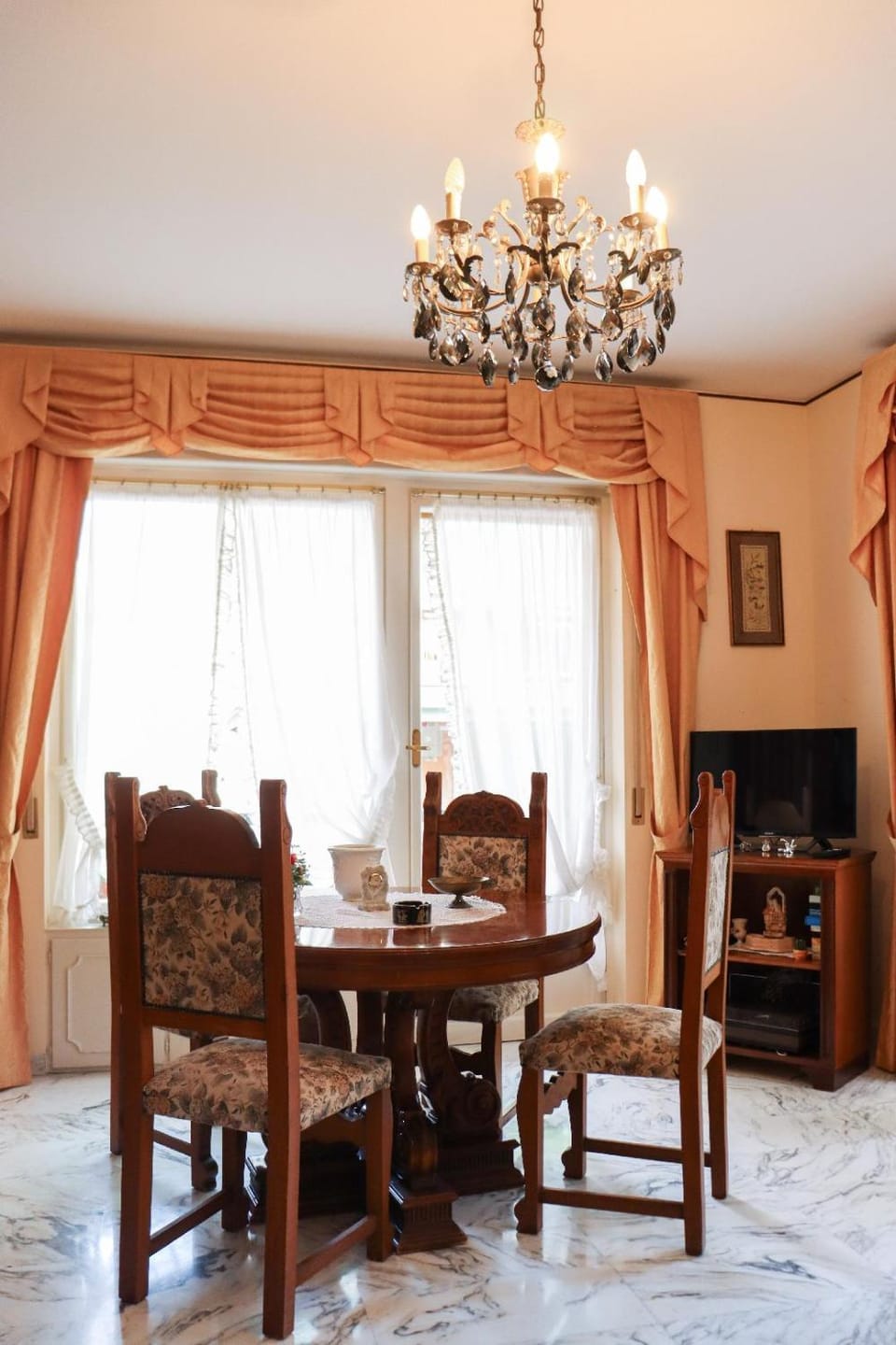 Communal lounge/ TV room, TV and multimedia, Living room, Seating area, Dining area