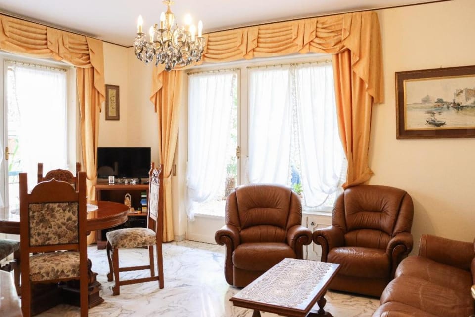 Communal lounge/ TV room, TV and multimedia, Living room, Seating area, Evening entertainment