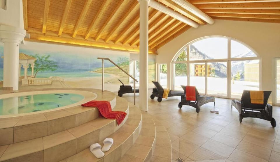 Natural landscape, Hot Tub, Swimming pool, sunbed