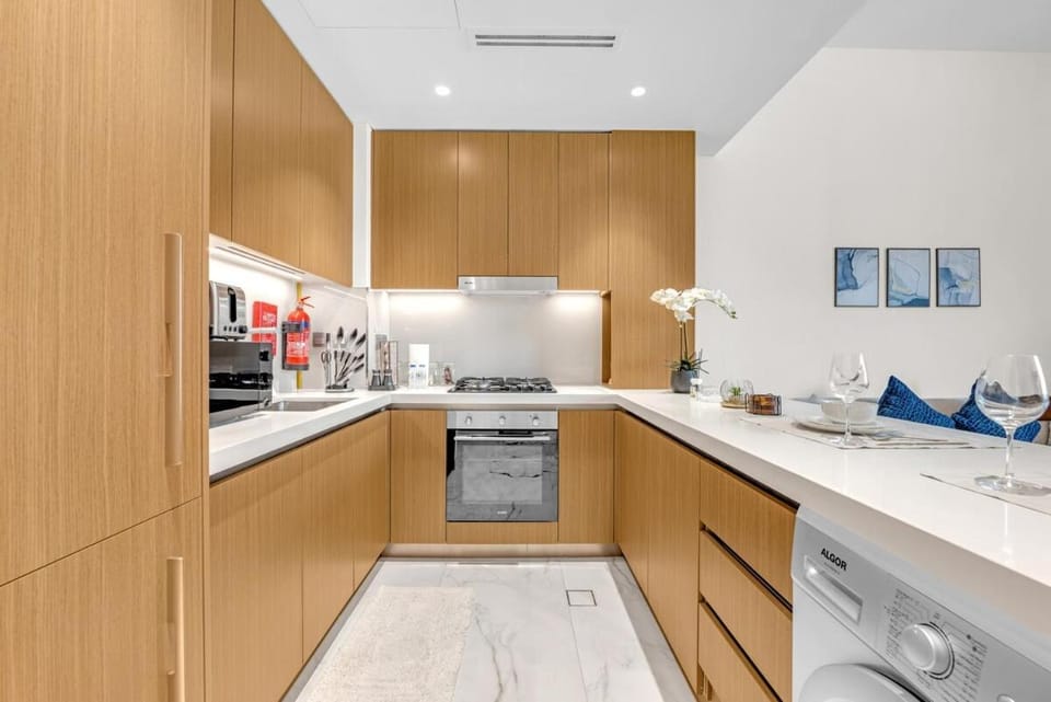 Upscale 1BR in Great Community Apartment in Dubai