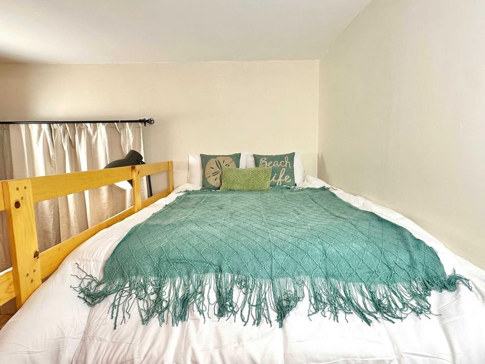 Summer Deal 2BR Family Stay Near Beach and Canal Apartment in Port Colborne