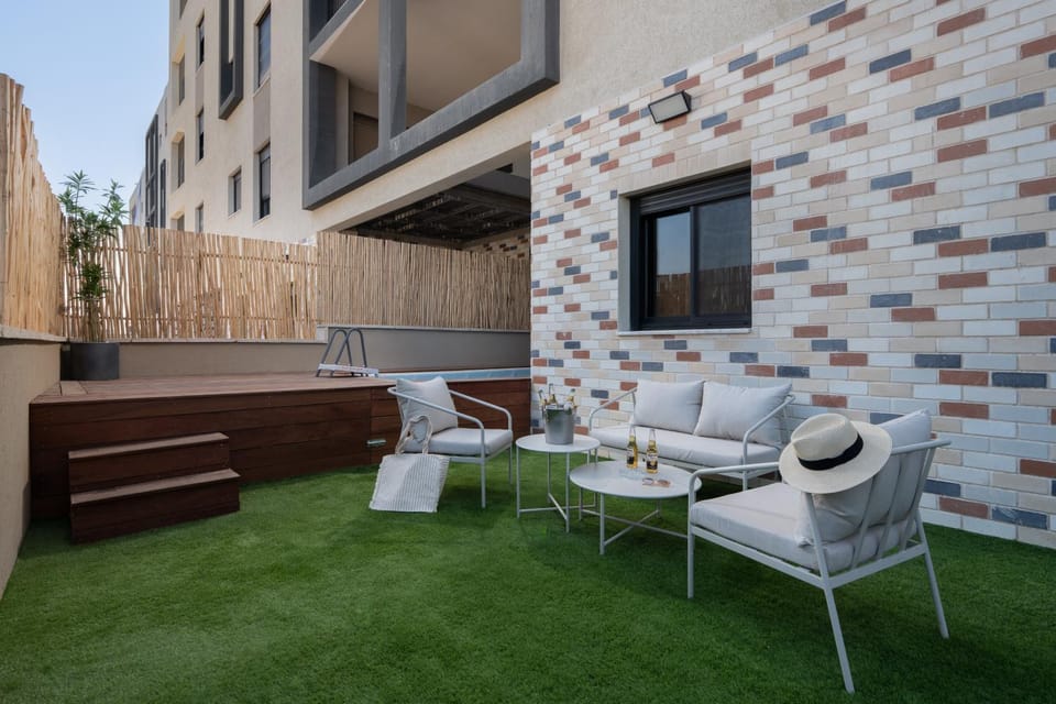 Day, Garden, Balcony/Terrace