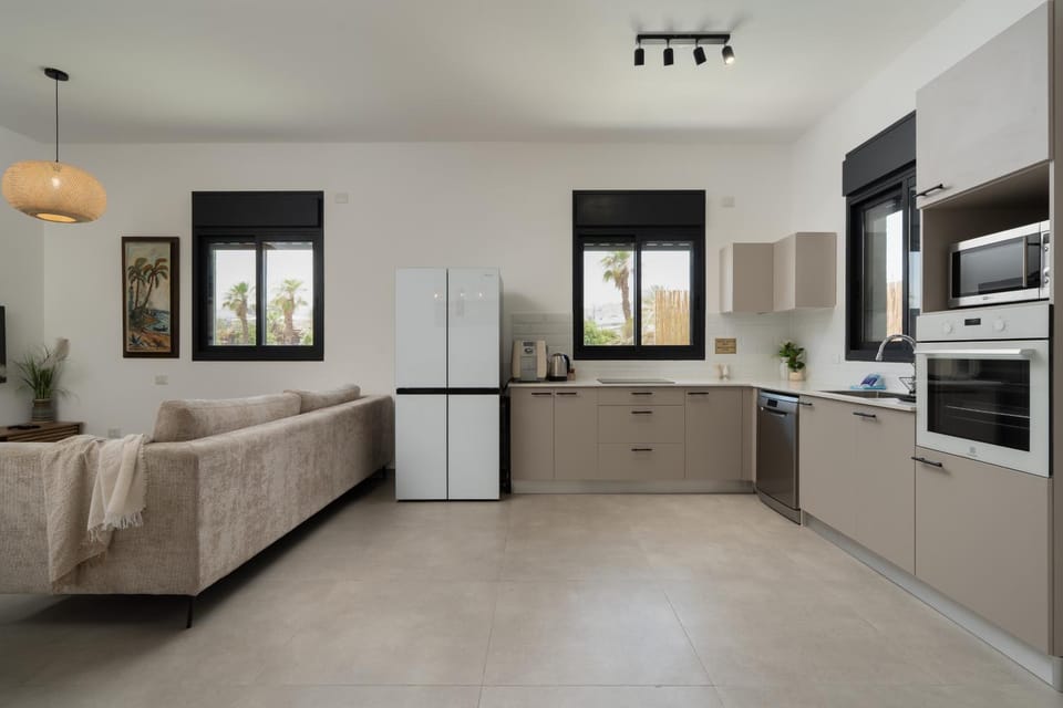 Kitchen or kitchenette, Living room, dishwasher, oven
