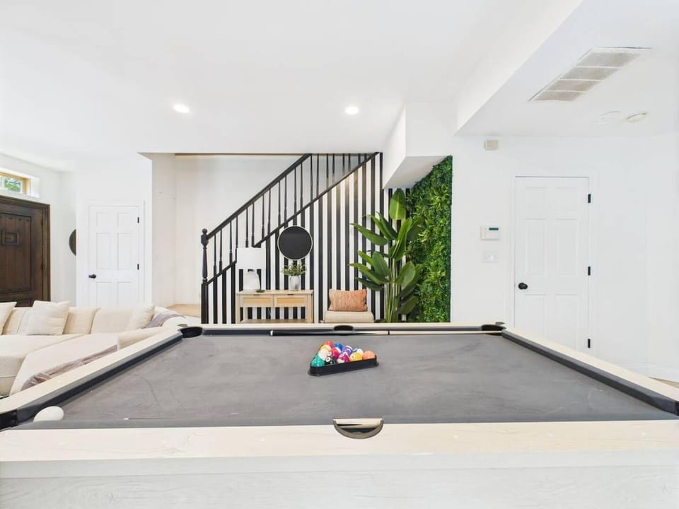West Town Estate 6BR, Game Room, Decks, 5Gbps House in Chicago