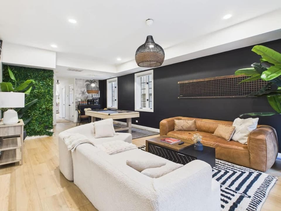 West Town 6BR, Game Room, Decks, 5Gbps House in Chicago