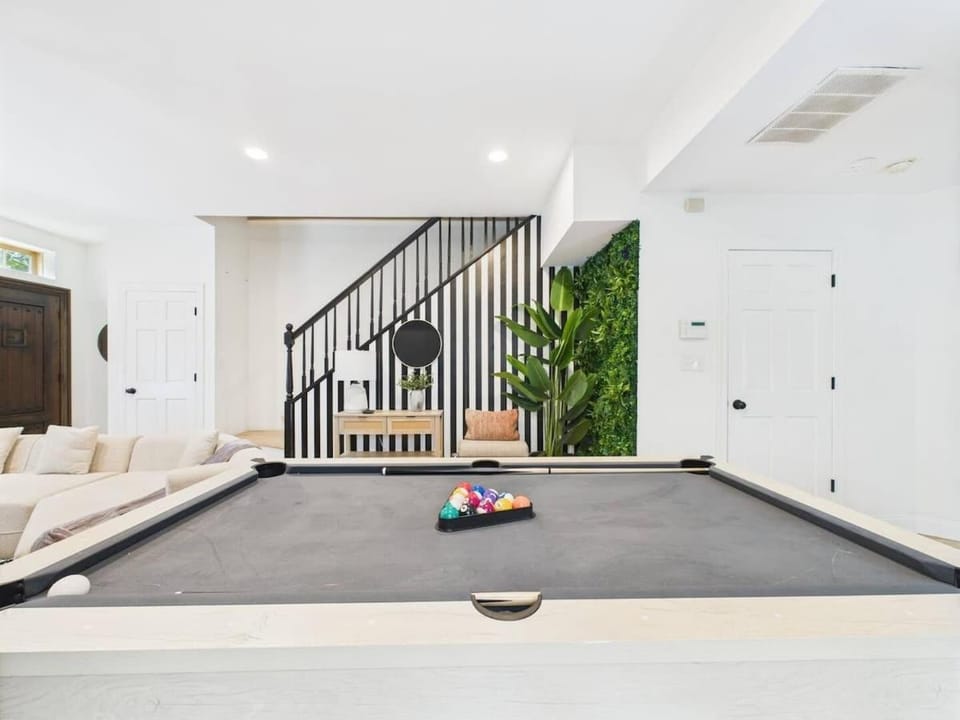 West Town 6BR, Game Room, Decks, 5Gbps House in Chicago