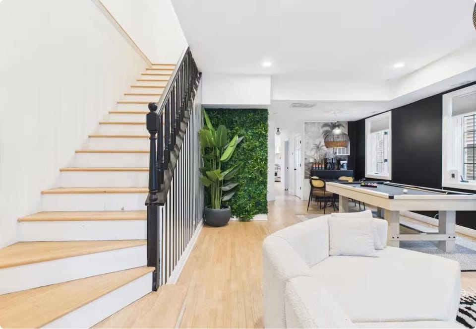 West Town Estate 6BR, Game Room, Decks, 5Gbps House in Chicago