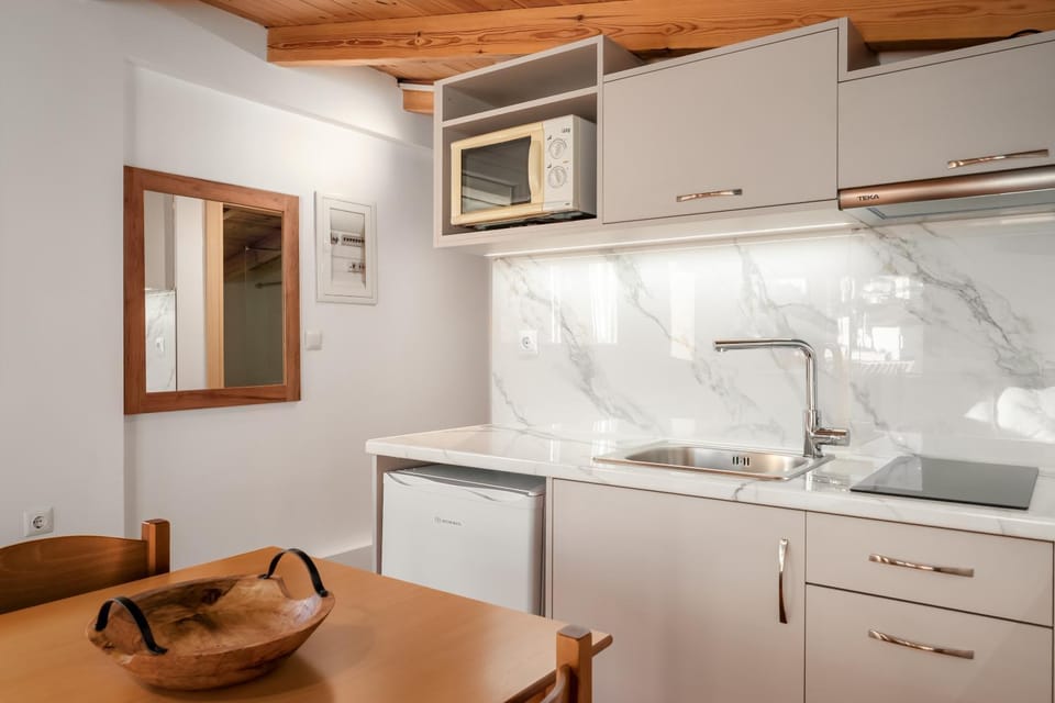 Kitchen or kitchenette, Dining area, microwave