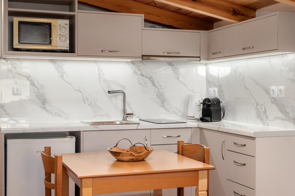 Kitchen or kitchenette, Dining area, microwave