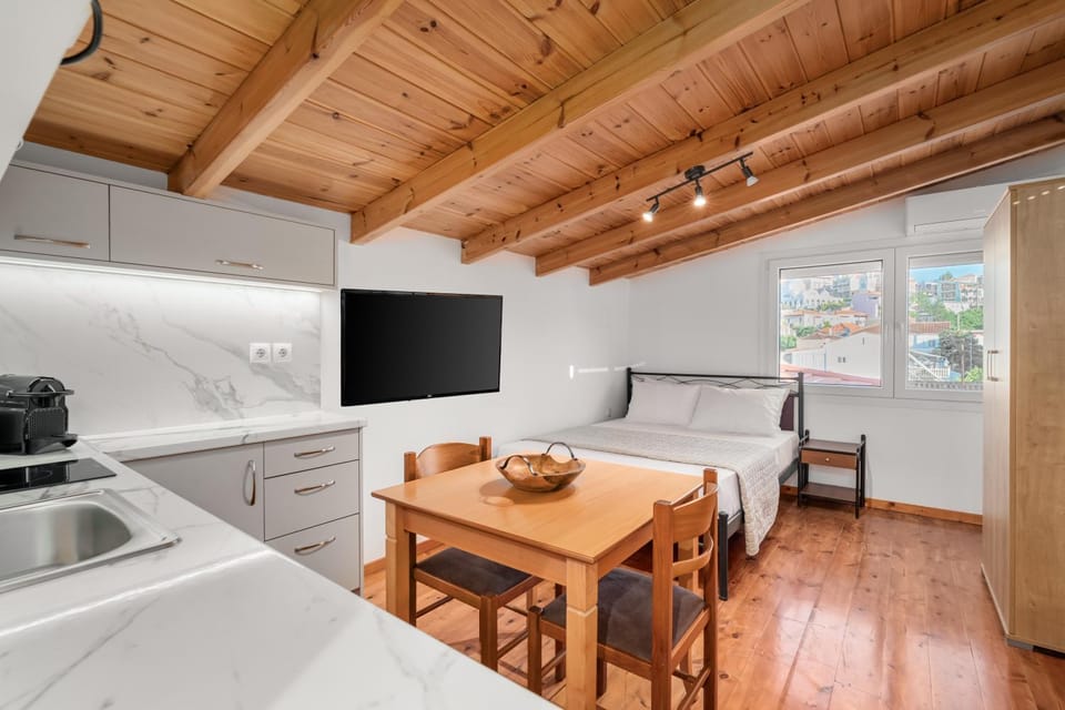 Bed, TV and multimedia, Kitchen or kitchenette, Dining area