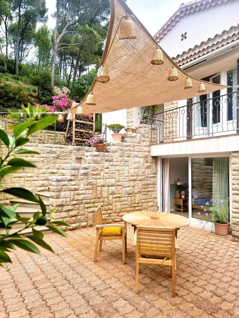 Suite indépendante avec cour privative et piscine partagée Bed and Breakfast in Villeneuve-lès-Avignon