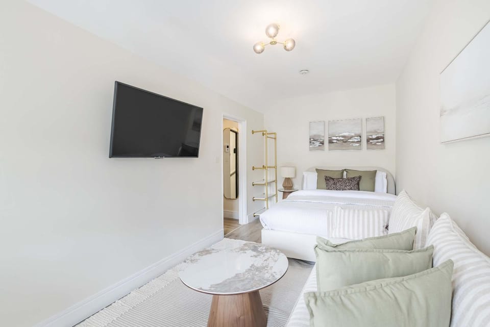 Bed, Living room