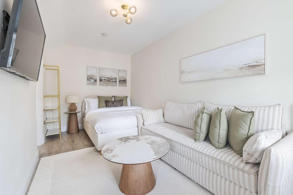 Bed, Living room