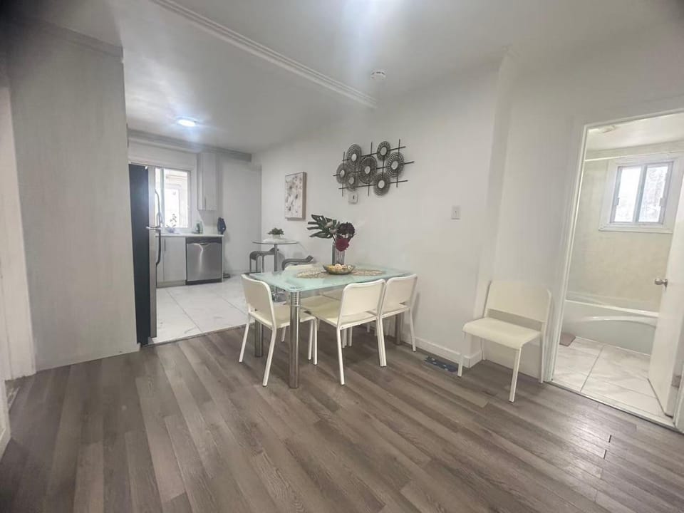 Comfortable 3B Unit-Close to City Apartment in Côte Saint-Luc