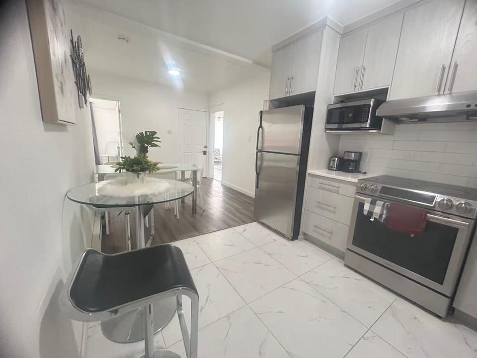 Comfortable 3B Unit-Close to City Apartment in Côte Saint-Luc