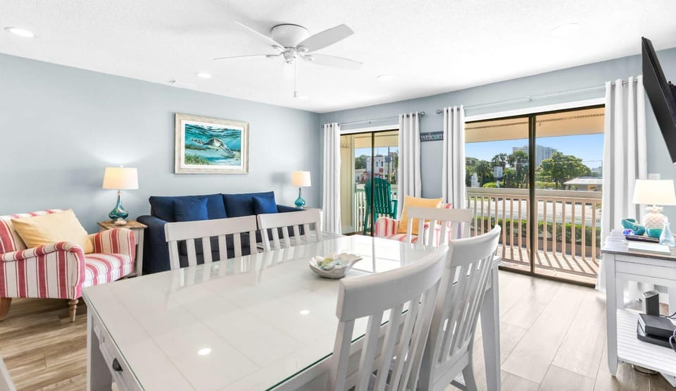 2BR Condo - Shared Pool Hot Tub & Tennis House in Destin