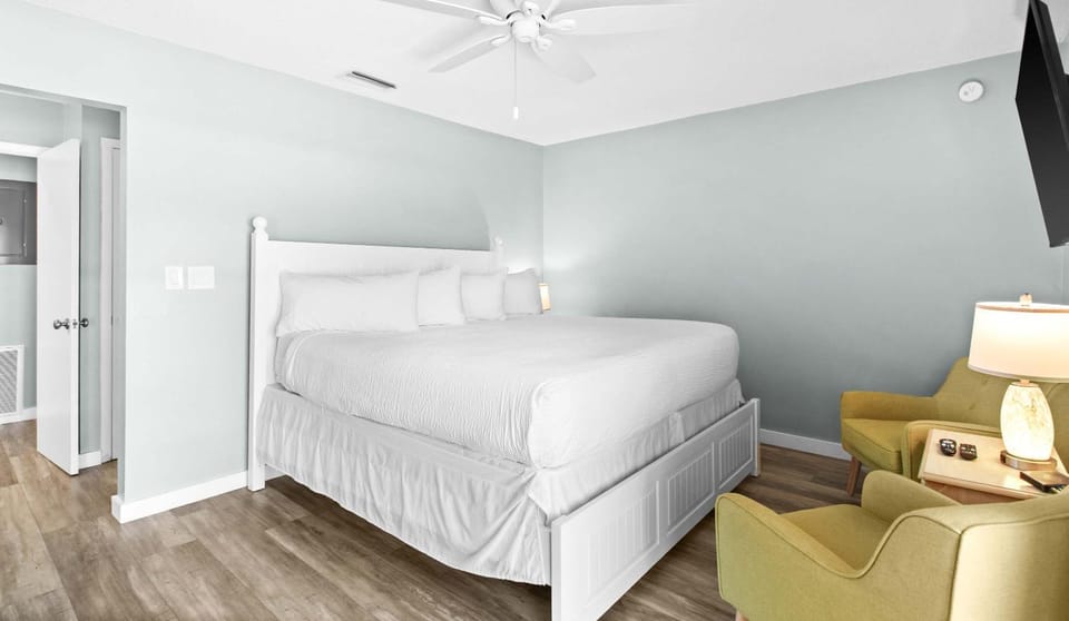 2BR Condo - Shared Pool Hot Tub & Tennis House in Destin