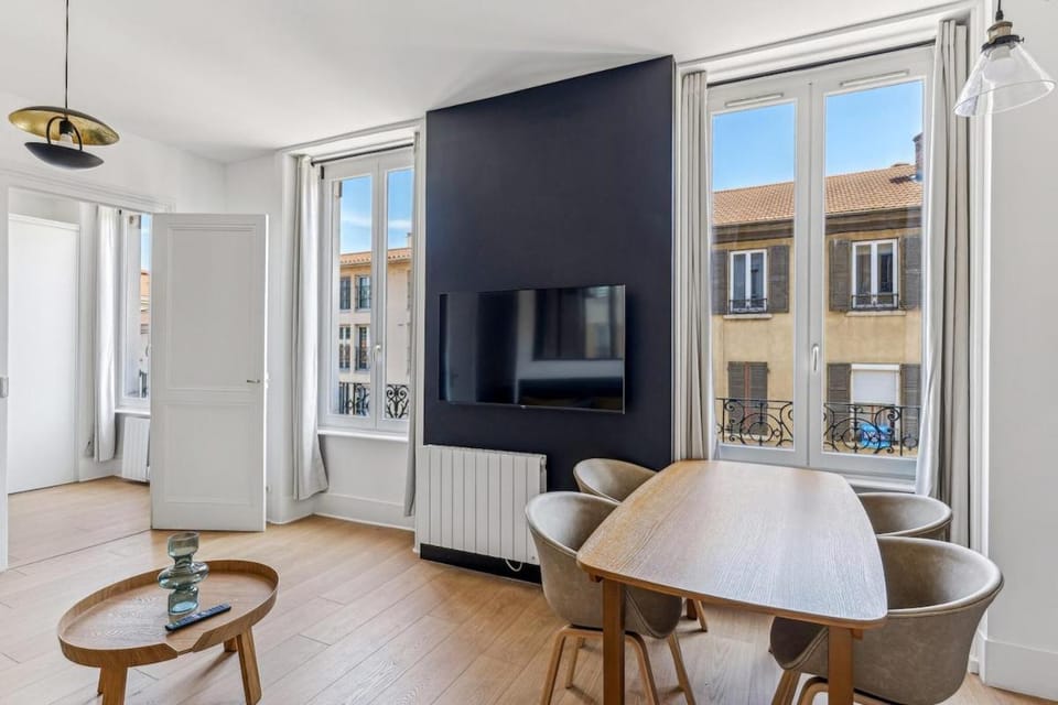 Appartement lumineux 2 chambres - à 2 min du metro Oullins centre Apartment in Lyon