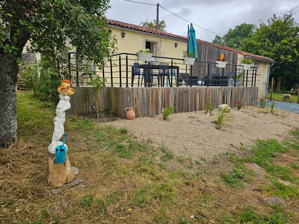 Cottage de charme, terrasse, Climatisation, 15 minutes de Rochefort House in Nouvelle-Aquitaine