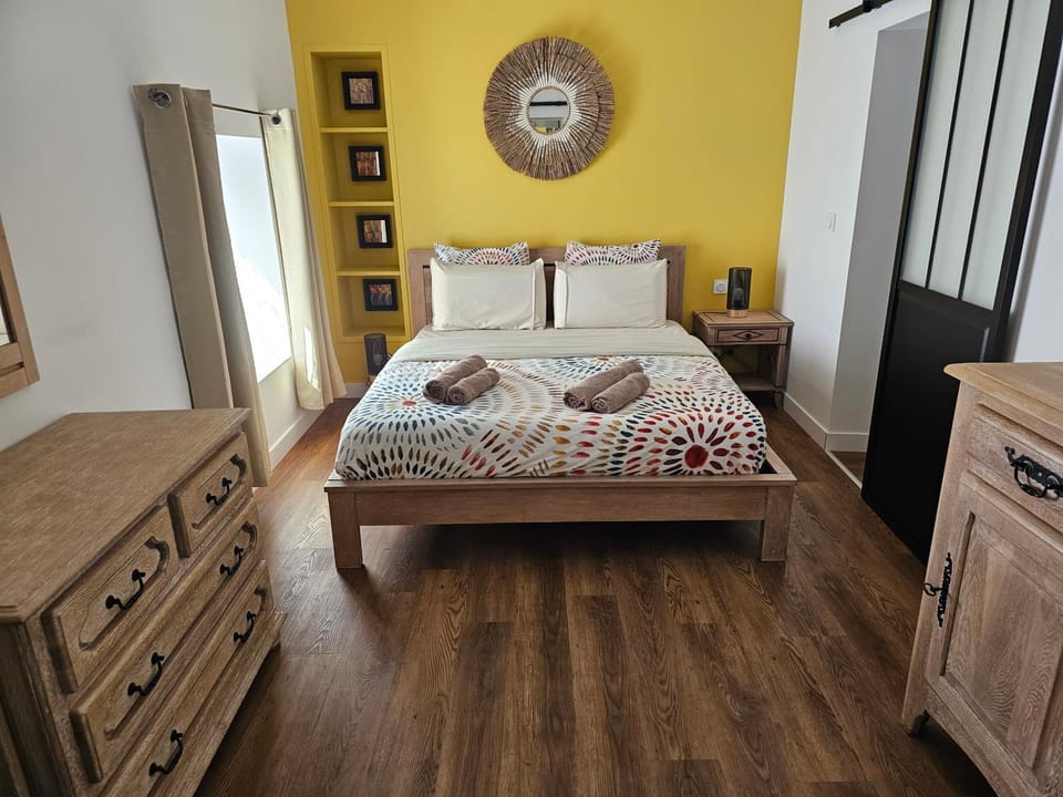 Bed, Photo of the whole room, wardrobe