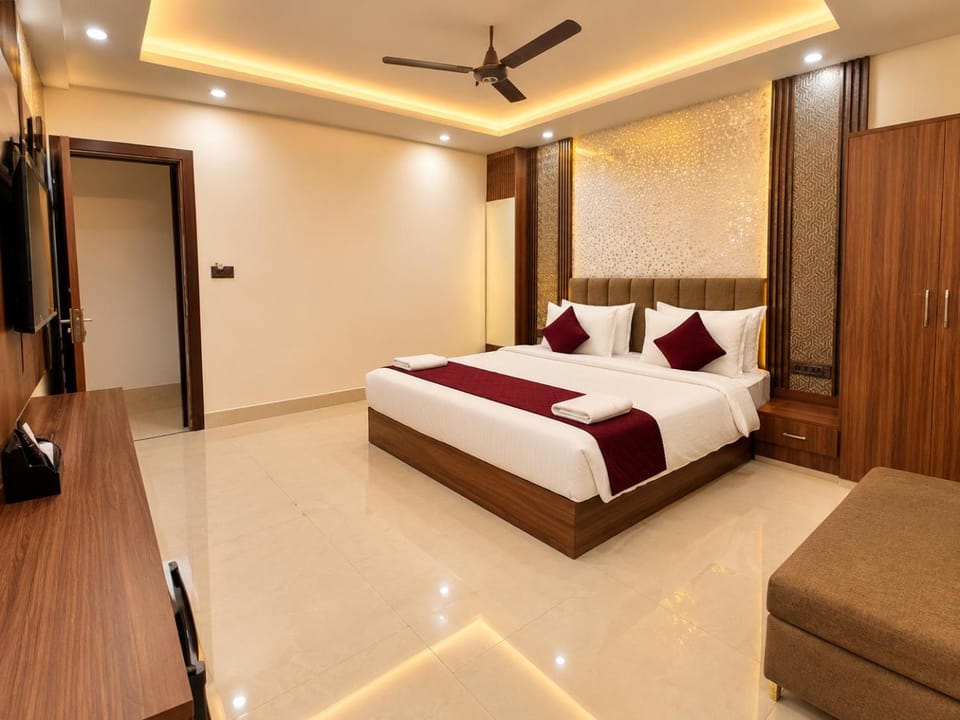 Bed, TV and multimedia, Living room, Photo of the whole room, Seating area, Bedroom, fireplace, air conditioner
