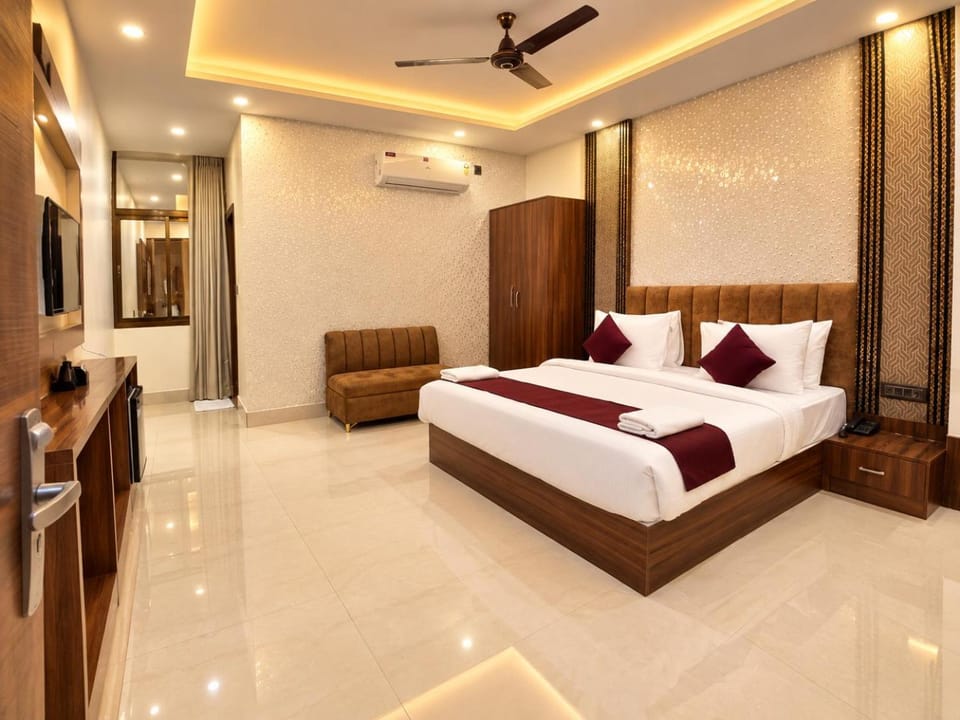 Bed, TV and multimedia, Living room, Photo of the whole room, Seating area, Bedroom, fireplace, air conditioner