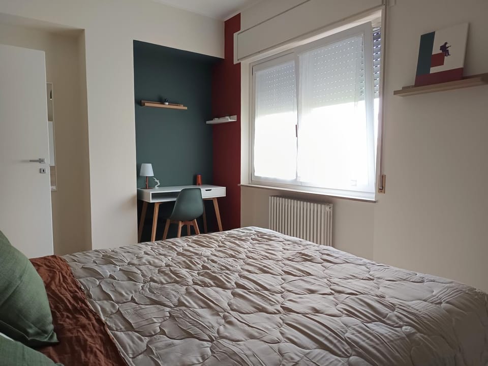 Bed, Photo of the whole room, Bedroom, hair dresser, internet
