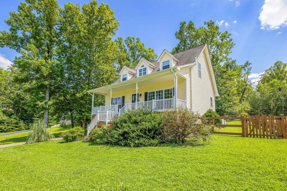 Property building, Day, Natural landscape, Garden, Garden view