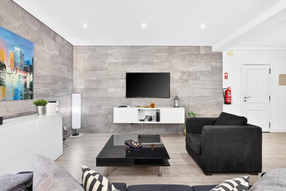 Communal lounge/ TV room, TV and multimedia, Living room, Food, Dinner, internet, air conditioner