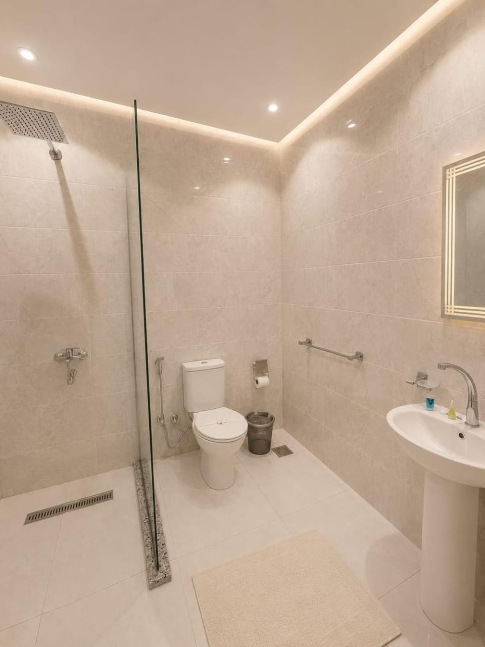 Shower, Toilet, Bathroom, Bath, bidet, towels
