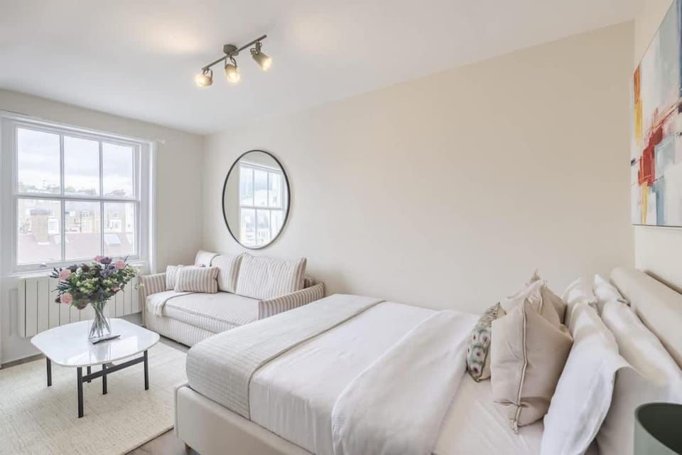 Bed, Photo of the whole room, Seating area