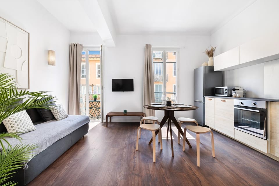 TV and multimedia, Kitchen or kitchenette, Living room, Seating area, oven, stove