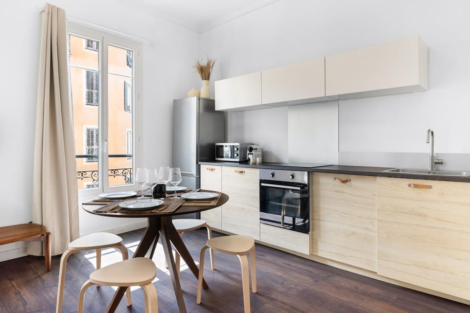 Kitchen or kitchenette, Dining area